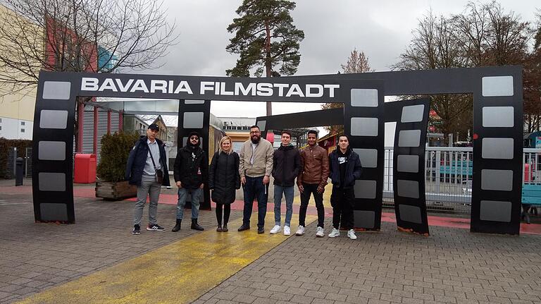 Holten sich Anregungen in der Bavaria Filmstadt und produzieren Imagefilme über das Leben in Schweinfurt. Die Projektgruppe 'Mediakonie'gewann den ersten Preis des bayerischen Diakoniewettbewerbes 2020. Holten sich Anregungen in der Bavaria Filmstadt und produzieren Imagefilme über das Leben in Schweinfurt. Die Projektgruppe 'Mediakonie'gewann den ersten Preis des bayerischen Diakoniewettbewerbes 2020.