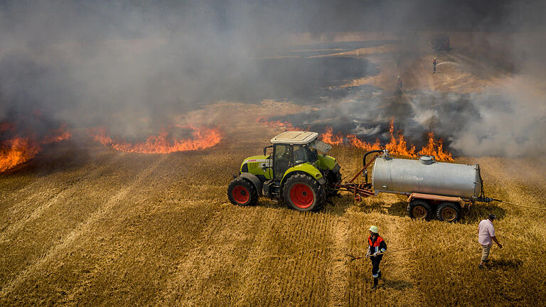 Im Dürresommer 2022 hatten die Feuerwehren in Main-Spessart mit Feldbränden alle Hände voll zu tun. Das Bild entstand bei einem Brand zwischen Ansbach und Roden im Juli.