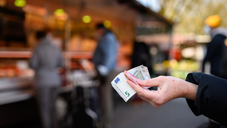 Bargeld.jpeg - Auf Festen und Jahrmärkten wird meist mit Bargeld bezahlt. Könnte sich das bald ändern? Bargeld.jpeg - Auf Festen und Jahrmärkten wird meist mit Bargeld bezahlt. Könnte sich das bald ändern?