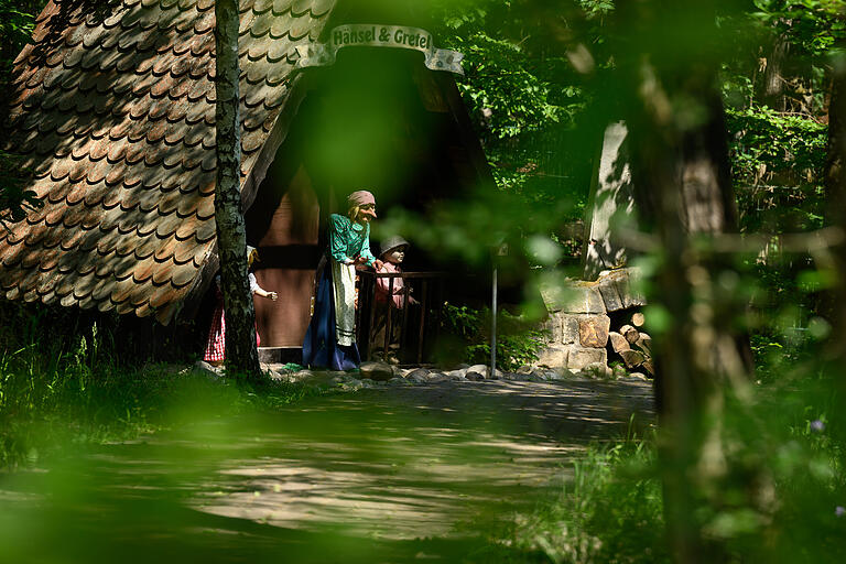 Im Märchenwald Sambachshof werden die Kinder für die Strapazen belohnt. Der Freizeitpark bietet Märchendarstellungen der Gebrüder Grimm und verschiedene Fahrgeschäfte. Im Märchenwald Sambachshof werden die Kinder für die Strapazen belohnt. Der Freizeitpark bietet Märchendarstellungen der Gebrüder Grimm und verschiedene Fahrgeschäfte.