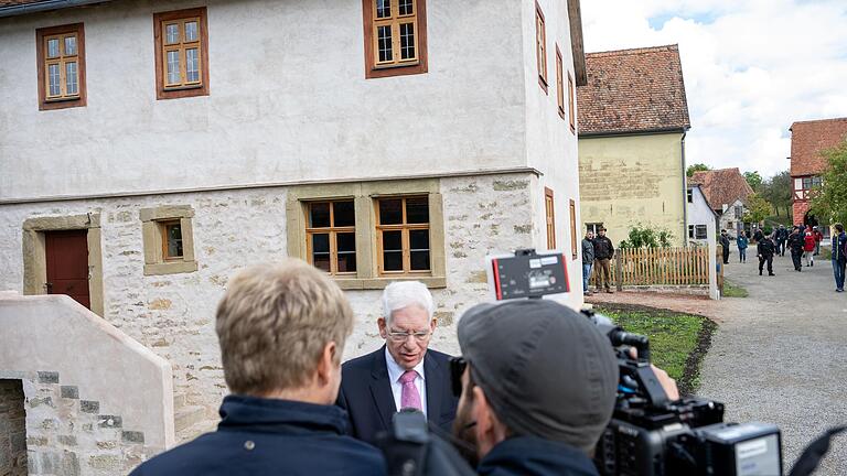 Josef Schuster, Präsident des Zentralrats der Juden in Deutschland, steht vor der ehemaligen Synagoge Allersheim im Fränkischen Freilandmuseum Bad Windsheim und spricht mit Journalisten.