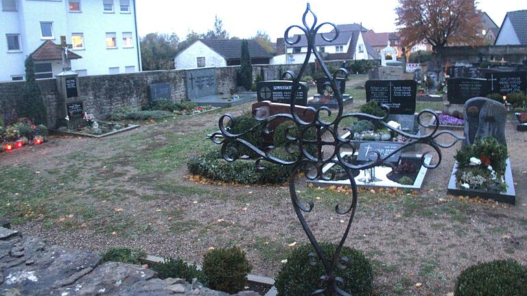 Viel Raum für Verbesserungen bietet der Wiesentheider Friedhof nicht nur im älteren Teil, wie hier.