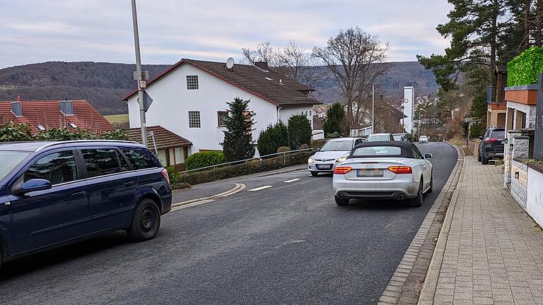 In Bad Bocklet wird es an der Windheimer Straße manchmal eng. Vor allem, wenn an beiden Seiten Autos parken.       -  In Bad Bocklet wird es an der Windheimer Straße manchmal eng. Vor allem, wenn an beiden Seiten Autos parken.