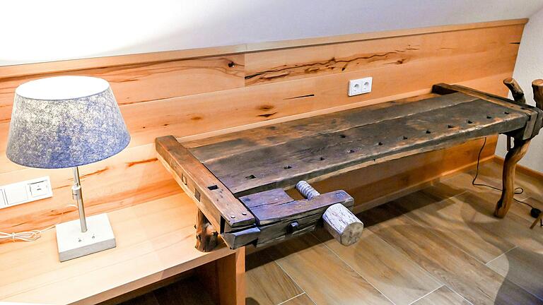 Eine Werkbank als Ablagebereich: Individuell gestaltet sind die Zimmer im Hotel Krummbachtal in Schönau. Ein Stil, der sich in den Naturlodges, die Marcel Reichert plant, wiederfinden soll. Eine Werkbank als Ablagebereich: Individuell gestaltet sind die Zimmer im Hotel Krummbachtal in Schönau. Ein Stil, der sich in den Naturlodges, die Marcel Reichert plant, wiederfinden soll.