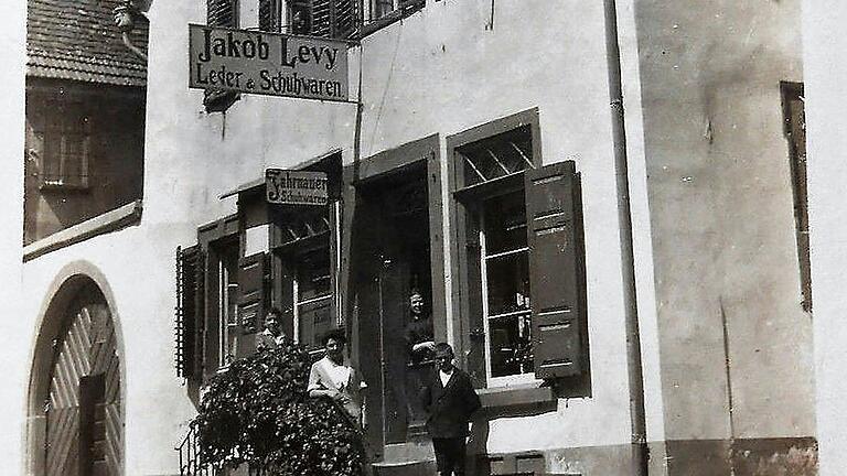 Im Schuhhaus von Jakob Levy in der Hauptstraße gab es Schuhe zu günstigen Preisen Im Schuhhaus von Jakob Levy in der Hauptstraße gab es Schuhe zu günstigen Preisen