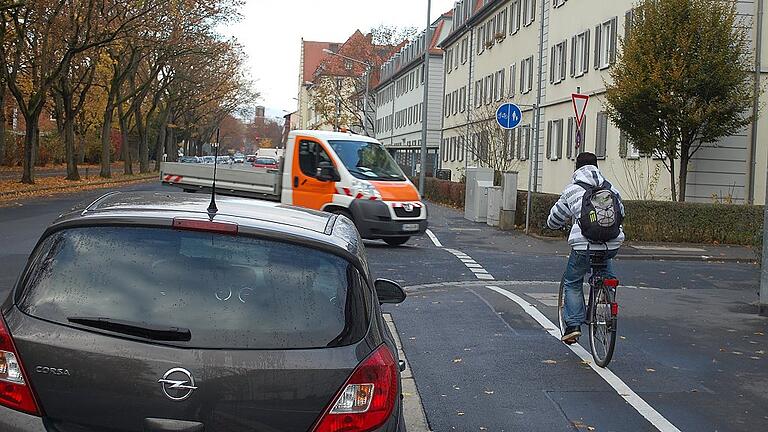 Zu einer solchen Situation kommt es in der Ignaz-Schön-Straße bald nicht mehr. Der Radweg wird auf die Fahrbahn verlegt. Künftige Reihenfolge ist: Gehweg, Autoparkplätze, Fahrrad-Schutzstreifen.