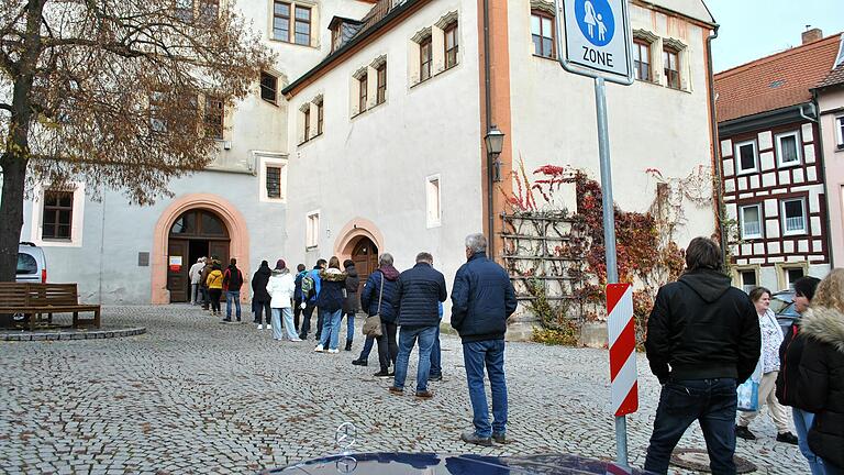 Lange Warteschlagen am Rathaus Bad Königshofen, wo das Impfzentrum on Tour einen Sonderimpftermin während des Herbstmarktes abhielt. Bis zu drei Stunden Wartezeit wurden vermerkt. Lange Warteschlagen am Rathaus Bad Königshofen, wo das Impfzentrum on Tour einen Sonderimpftermin während des Herbstmarktes abhielt. Bis zu drei Stunden Wartezeit wurden vermerkt.