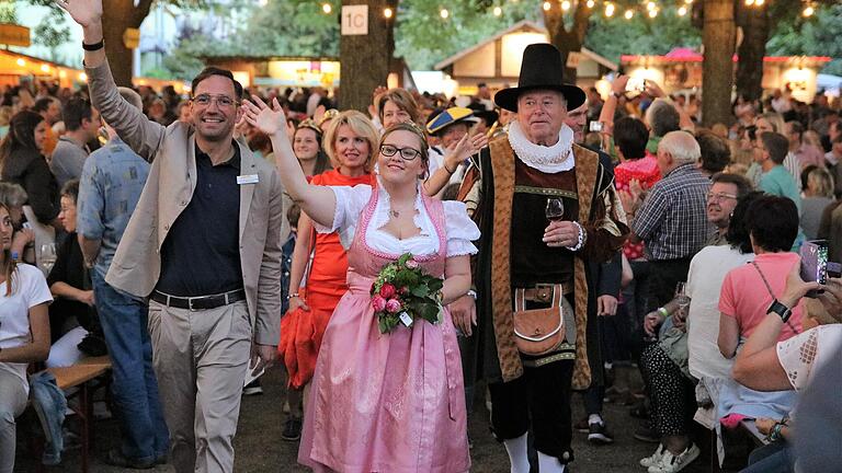 Festleiter Marco Maiberger, Weinprinzessin Katharina Schmitt und Ratsherr Werner Burger (vorne von links) beim Einmarsch auf das Gelände des Volkacher Weinfests 2019. Festleiter Marco Maiberger, Weinprinzessin Katharina Schmitt und Ratsherr Werner Burger (vorne von links) beim Einmarsch auf das Gelände des Volkacher Weinfests 2019.