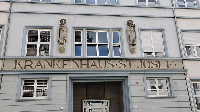 Blick auf den Eingang des Krankenhaus St. Josef in der Luitpoldstraße. Blick auf den Eingang des Krankenhaus St. Josef in der Luitpoldstraße.