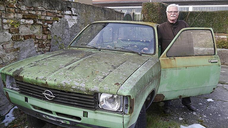 Lieblingsmarke am Biegenbach in den Sechziger Jahren: Der ehemalige Opelfahrer Winfried Huppmann mit einem Kadett in einem Geldersheimer Hof.