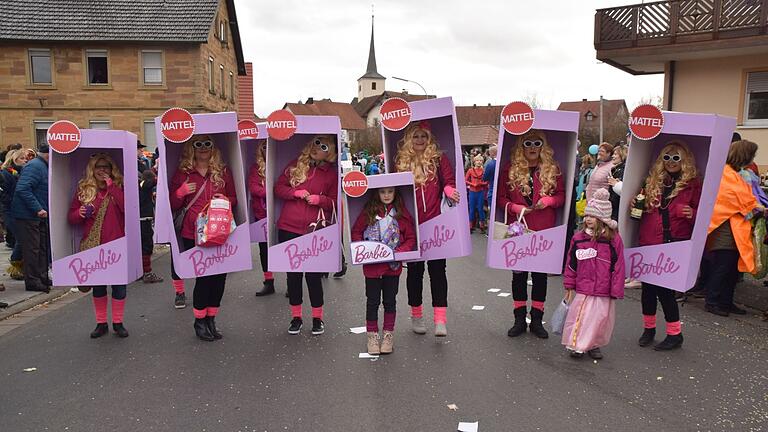 Ein Augenschmaus waren die Barbiepüppchen. Sie wurden wie die übrigen Teilnehmer von den geschätzten 2200 Zuschauern bestaunt. Ein Augenschmaus waren die Barbiepüppchen. Sie wurden wie die übrigen Teilnehmer von den geschätzten 2200 Zuschauern bestaunt.