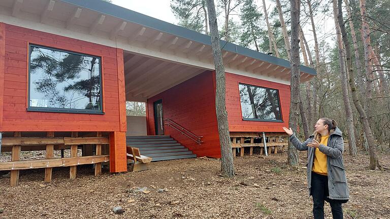 Maria Gerberich, die Vorsitzende des Trägervereins des Waldkindergartens 'Grüne Wichtel' in Marktheidenfeld zeigt das neu errichtete Domizil am Romberg. Voraussichtlich noch im Frühling wird der Waldkindergarten dorthin umziehen. Maria Gerberich, die Vorsitzende des Trägervereins des Waldkindergartens 'Grüne Wichtel' in Marktheidenfeld zeigt das neu errichtete Domizil am Romberg. Voraussichtlich noch im Frühling wird der Waldkindergarten dorthin umziehen.