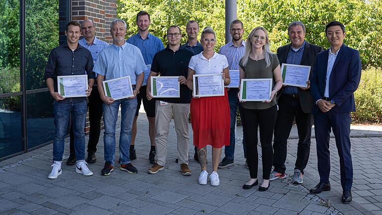 Fortgebildet nach der SixSigma-Methode bei Preh: Andre Kessler, Björn Morber,&nbsp; Jürgen Schubert, Marco Schneyer, Oliver Eppler, Chris Ungerecht, Katharina Spitzhirn, Markus Klüber, Melissa Strohmenger, Markus Peschel&nbsp; mit Preh-CEO Charlie Cai.