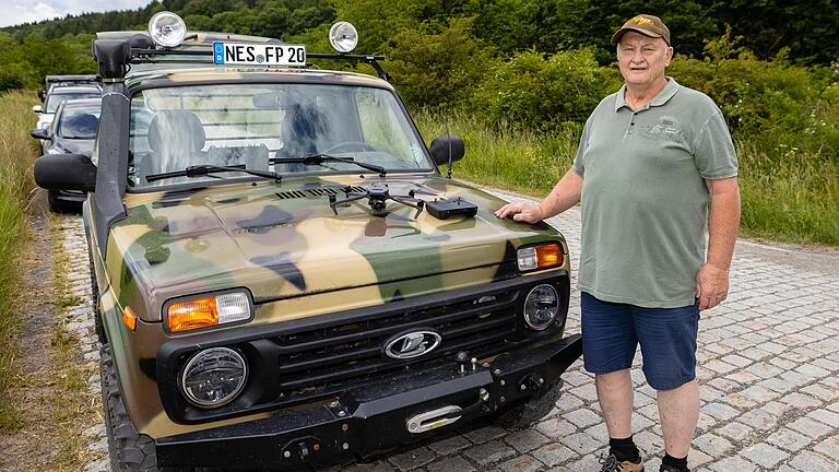 Jagdpächter Joachim Prüller aus Oberweißenbrunn mit seiner Drohne auf dem Auto. Jagdpächter Joachim Prüller aus Oberweißenbrunn mit seiner Drohne auf dem Auto.