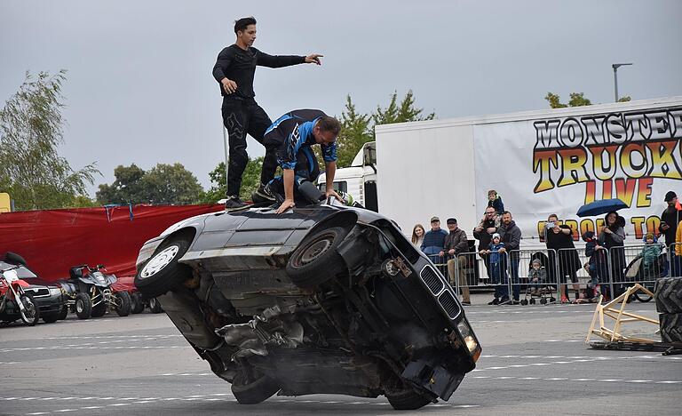 Artisten wagten gekonnte Stunts auf dem Auto in Schräglage.