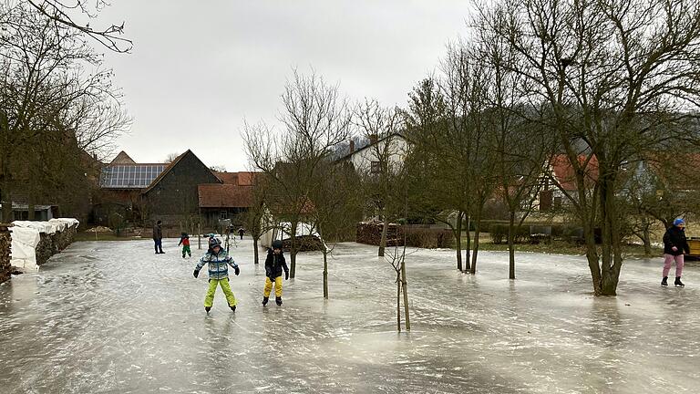 Hochwasserreste und Frost machten es möglich, dass Kinder in Kleinbardorf hier fröhlich über das glatte Eis rutschen können. Die Obstbäume bieten sogar noch die Chance, Slalom zu fahren oder sich festzuhalten, wenn es zu rutschig wird. Hochwasserreste und Frost machten es möglich, dass Kinder in Kleinbardorf hier fröhlich über das glatte Eis rutschen können. Die Obstbäume bieten sogar noch die Chance, Slalom zu fahren oder sich festzuhalten, wenn es zu rutschig wird.