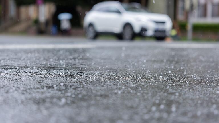 Regen, Schneeregen, Glätte, Frost und auch Hagel, wie hier im Bild, haben den Unterfranken in den letzten Tagen die Laune vermiest. Wird das Wetter am Wochenende besser?