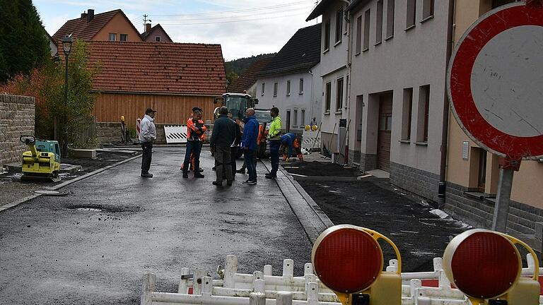 Lagebesprechung in großer Runde, dauert die Sanierung der Untergasse doch bereits über ein Jahr und ein Ende ist nicht abzusehen. Röttingens neuer Bürgermeister Steffen Romstöck will die Arbeiten vorantreiben.