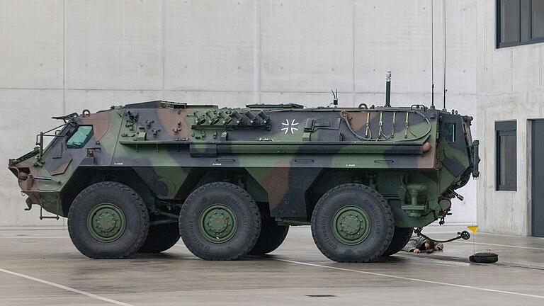 Mit einem Spürpanzer wurde untersucht, welcher chemische Stoff freigesetzt wurde und welche Maßnahmen zur Gefahrenabwehr notwendig waren. Mit einem Spürpanzer wurde untersucht, welcher chemische Stoff freigesetzt wurde und welche Maßnahmen zur Gefahrenabwehr notwendig waren.
