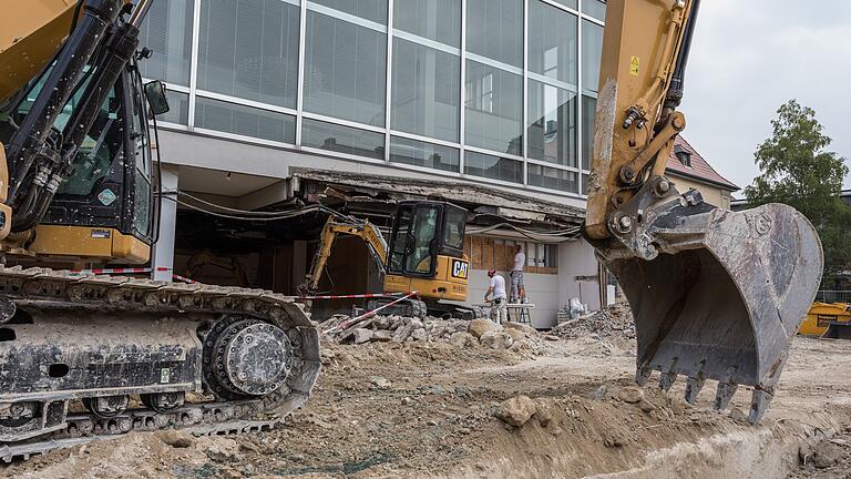 Schwere Baumaschinen bestimmen derzeit und in den kommenden Jahren die Szenerie am Mainfranken Theater. Dort hat jetzt die vierjährige Sanierung begonnen, deren Kosten nach heutigem Stand auf 68,9 Millionen Euro geschätzt werden. Foto: Patty Varasano