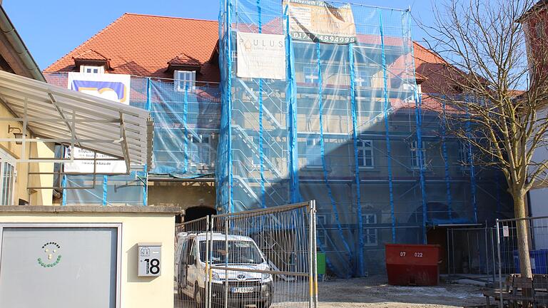 Die Erweiterung des Großlangheimer Kindergartens durch den Um- und Ausbau des Josefsstifts geht voran. Das Dach ist neu eingedeckt, der Schwerpunkt liegt nun im Innenausbau.