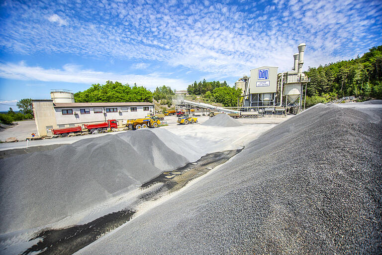 Der nächste Laster kommt bestimmt: Mehrere 10 000 Tonnen fertig aufbereiteter Basalt warten, getrennt nach Korngrößen, im Umfeld der Sortieranlage auf Abholung. Der nächste Laster kommt bestimmt: Mehrere 10 000 Tonnen fertig aufbereiteter Basalt warten, getrennt nach Korngrößen, im Umfeld der Sortieranlage auf Abholung. 