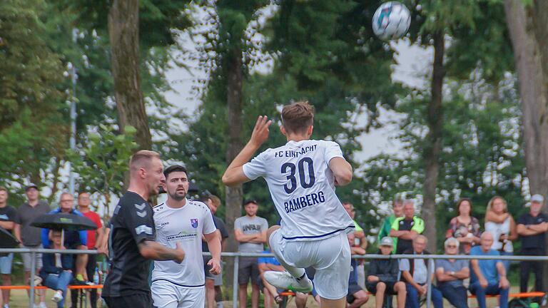 Max Schebak (links, TSV Aubstadt) kommt nicht ran,&nbsp; Christoph Hüllmandel (FC Eintracht Bamberg) klärt den Ball.