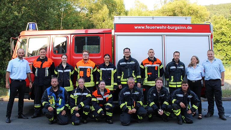 Schiedsrichter und TeilnehmerInnen der Leistungsprüfung 'Die Gruppe im Löscheinsatz'.