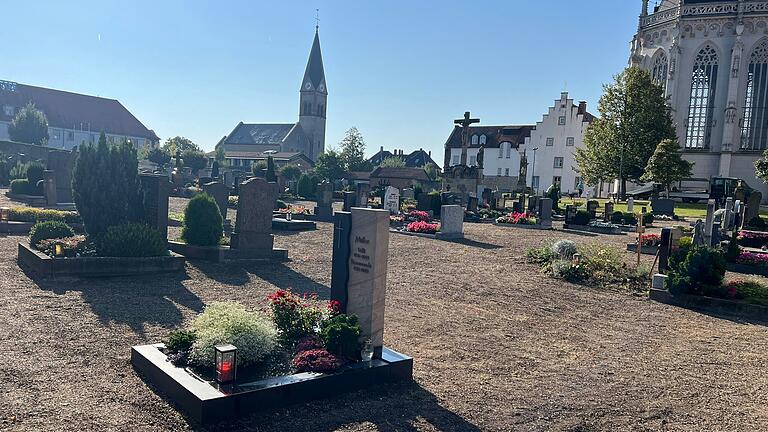 Nackter Boden statt Grünfläche. So müsste es auf dem Friedhof an der Haßfurter Ritterkapelle nicht sein, findet die ehemalige Stadträtin Helene Rümer.