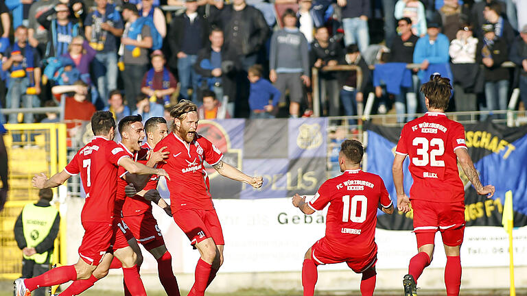 Kickers in der Relegation       -  Die Würzburger Marco Haller, Joannis Karsanidis, Amir Shpourzadeh, Nico Herzig, Steven Lewerenz, Likas Billick bejubeln das 1:0 von Nico Herzig im Relegations-Hinspiel beim 1. FC Saarbrücken.