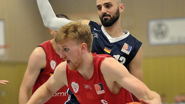 Würzburgs Topscorer im dritten Duell mit Elchingen (hinten Marin Petric): Max Ugrai (am Ball) erzielte 22 Punkte. Das Bild zeigt eine Szene aus dem zweiten Play-off-Viertelfinalspiel in Würzburg.