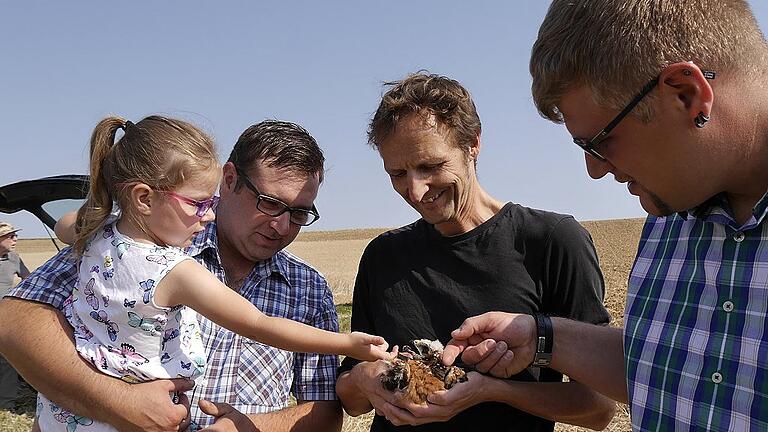 Flauschig: Andreas Häpp und Tochter Hanna, Oliver Kleider und Christopher Popp mit Mini-Raubvogel.