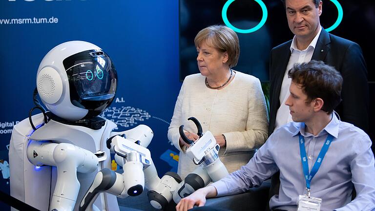 Anspruch und Wirklichkeit bei der Förderung von Künstlicher Intelligenz: Ministerpräsident Markus Söder (CSU) und Bundeskanzlerin Angela Merkel (CDU) Ende Mai 2019 beim Besuch der Munich School of Robotics and Machine Intelligence der Technischen Universität München.