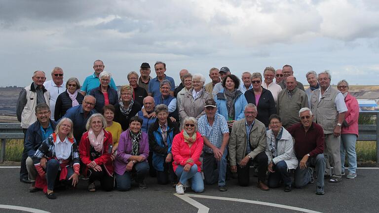 Die Reise-Interessengemeinschaft der CSU Heustreu besuchte während ihrer Fahrt an den Niederrhein unter anderem eine Aussichtsplattform am Braunkohleabbau-Gebiet Garzweiler, wo das Gruppenbild aufgenommen wurde.