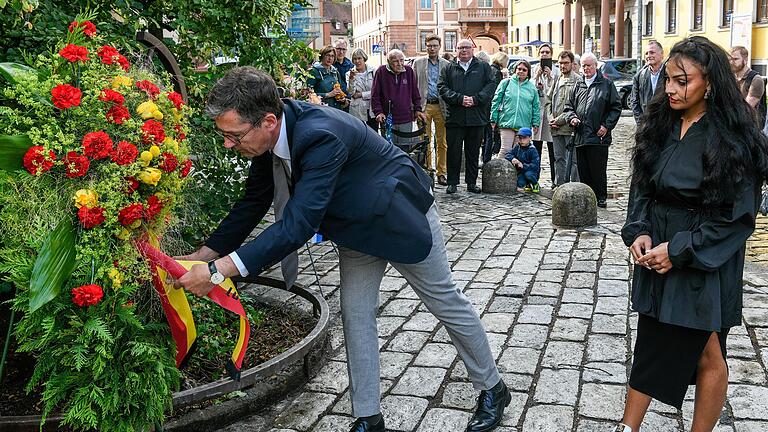 Am Gedenkort für die Opfer des Nationalsozialismus aus den Reihen von Sinti und Roma am Paradeplatz in Würzburg legten das Vorstandsmitglied des Landesverbandes Deutscher Sinti und Roma Serenada Schneeberger und Oberbürgermeister Christian Schuchardt Kränze zum Gedenken  nieder.