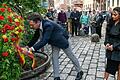 Am Gedenkort für die Opfer des Nationalsozialismus aus den Reihen von Sinti und Roma am Paradeplatz in Würzburg legten das Vorstandsmitglied des Landesverbandes Deutscher Sinti und Roma Serenada Schneeberger und Oberbürgermeister Christian Schuchardt Kränze zum Gedenken  nieder.