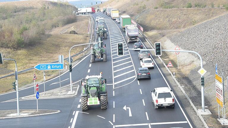 Im Schneckentempo waren Trecker rund um die Autobahnauffahrt bei Rödelmaier unterwegs. Im Schneckentempo waren Trecker rund um die Autobahnauffahrt bei Rödelmaier unterwegs. 