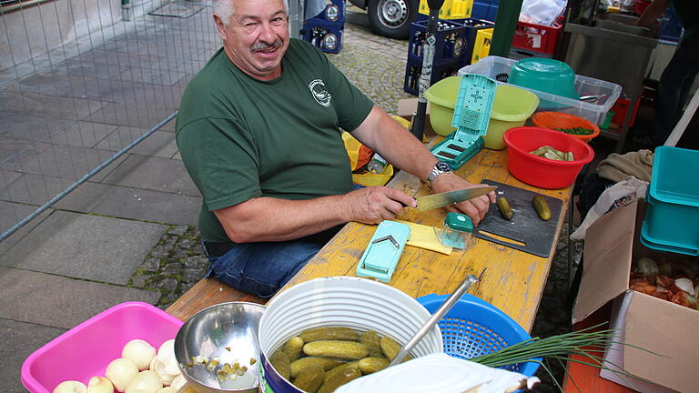Stadtfest Münnerstadt 2024 - Für die Fischbrötchen schnitt dieser Mann den ganzen Abend kiloweise Zwiebeln, Gurken und Kräuter. Stadtfest Münnerstadt 2024 - Für die Fischbrötchen schnitt dieser Mann den ganzen Abend kiloweise Zwiebeln, Gurken und Kräuter.