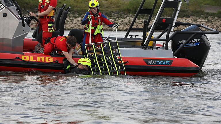 DLRG-Übung auf dem Rhein       -  In Flüssen schwimmen - das ist nichts für Ungeübte, mahnt DLRG-Präsidentin Ute Vogt.