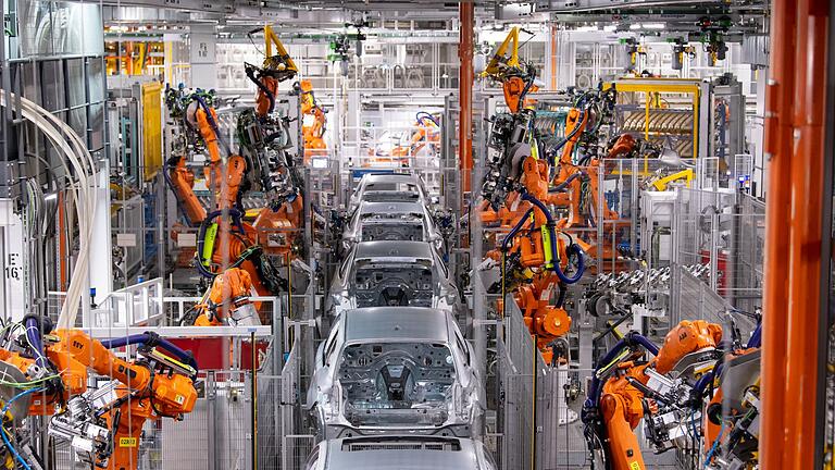 BMW-Stammwerk München       -  Die deutsche Autoindustrie steckt in der Krise. Schwache Nachfrage, hohe Kosten und neue Konkurrenz aus China drücken auf die Stimmung.