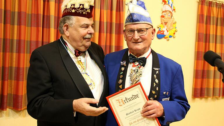 Norbert Schober vom Fastnachtsverband Franken zeichnete KVO-Ikone Manfred Krapp (rechts) mit dem Till von Franken aus.