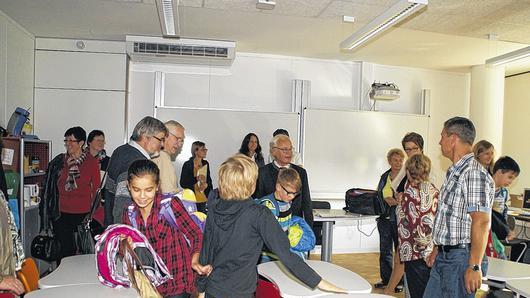 Während die Verbandsräte die sanierten Räume im Osttrakt des Schulzentrums Haßfurt besichtigten, nahmen die Kinder der Ganztagsklasse den Raum in Beschlag. Sie finden die neuen Klassenzimmer mit den Holzböden und den bunten Stühlen toll.