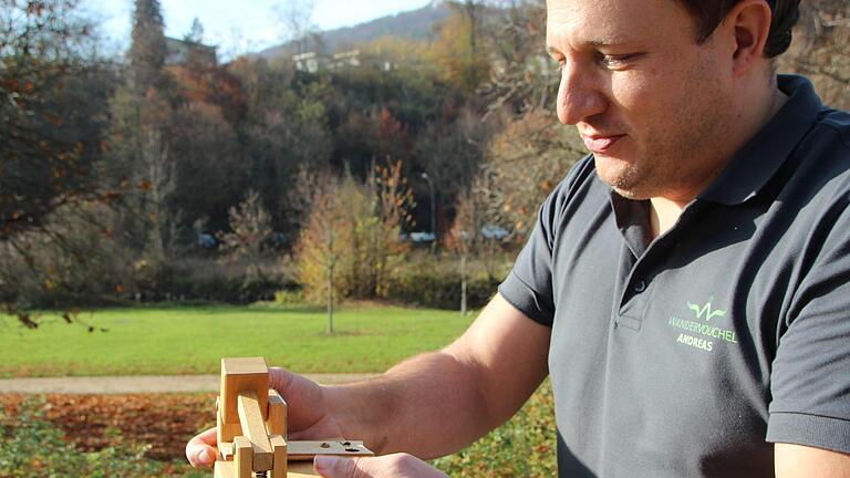 Andreas May von den Premicher Wandervöucheln lädt die vereinseigene Schnupfmaschine. Foto: Johannes Schlereth       -  Andreas May von den Premicher Wandervöucheln lädt die vereinseigene Schnupfmaschine. Foto: Johannes Schlereth