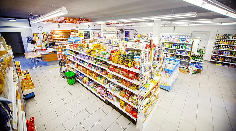 Wie ein kleiner Supermarkt: Dorfläden wie der in Aidhausen sollen den täglichen Bedarf an Waren abdecken. Geschäfte dieser Art gibt es in Bayern immer mehr.