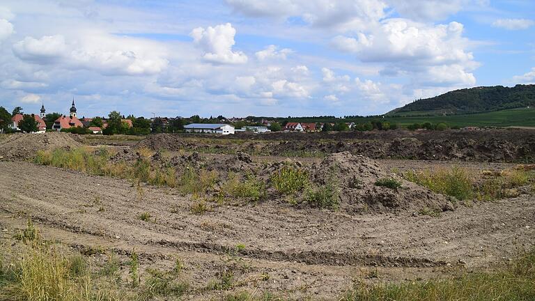 Die archäologischen Untersuchungen des Baugebiets sind so gut wie abgeschlossen, der Erschließungsauftrag für das neue Baugebiet 'Am Schwanberg' in Rödelsee ist in der jüngsten Sitzung des Gemeinderats vergeben worden. Die Arbeiten können jetzt beginnen, der Hausbau aber erst ab 1. Juli 2024.