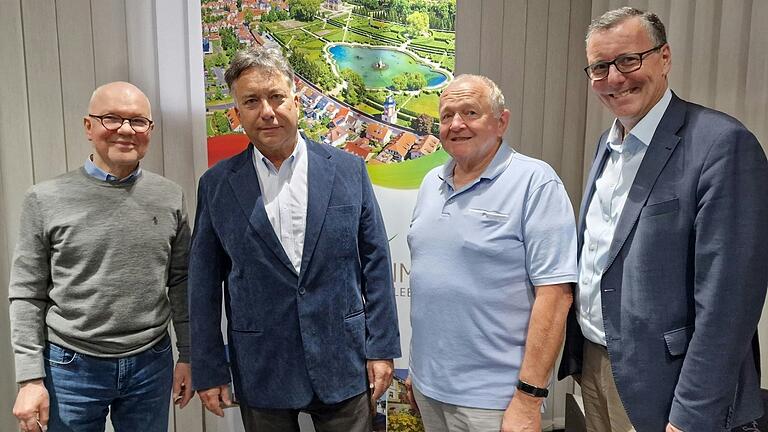 Zweiter Vorsitzender Alfred G. Schulz (links) und Schatzmeister Dieter Scheckeler (2. von rechts) freuen sich  im Rathaus-Sitzungssaal zusammen mit Bürgermeister Jürgen Götz (rechts) mit Professor Dr. Dr. Eric Hilgendorf (2. von links) eine Koryphäe als Referenten für einen wissenschaftlichen Vortrag zum Thema „Künstliche Intelligenz als Herausforderung für Ethik und Recht“ präsentierten zu können.