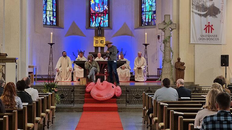 Mit einem um heitere Spielszenen ergänzten Gottesdienst begann das Betriebsfest des Caritas-Don Bosco-Bildungszentrums in Würzburg.