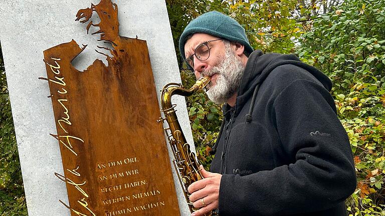 Saxofonist Johannes Liepold spielt bei der Enthüllung des neuen Denkmals für Yehuda Amichai in Würzburg.