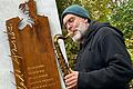 Saxofonist Johannes Liepold spielt bei der Enthüllung des neuen Denkmals für Yehuda Amichai in Würzburg.