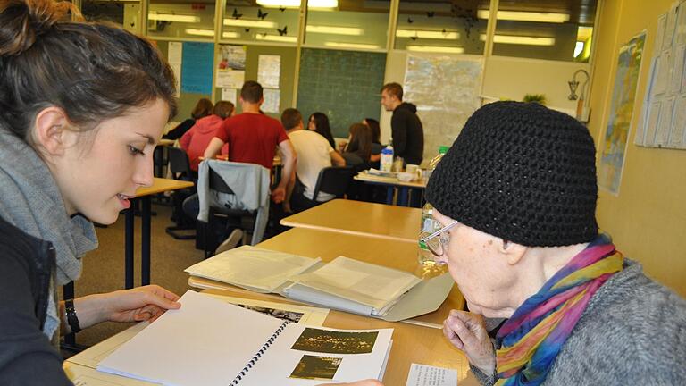 Das letzte Projekt, an dem Cordula Kappner mitgewirkt hat, war ihre Mithilfe am Seminar 'Vergißmeinnicht' am Friedrich-Rückert-Gymnasium Ebern, in dessen Rahmen von Schülern die gleichnamige Ausstellung über das Schicksal jüdischer Kinder erarbeitet wurde. Das Bild zeigt Cordula Kappner (rechts) mit der Schülerin Charlotte Kühnel beim Sichten von Fotos.